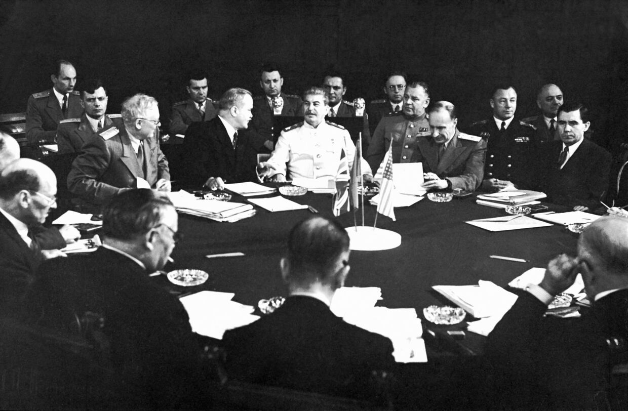 В.И.Сталин, В.М.Молотов (слева), А.Я.Вышинский (справа) и другие участники советской делегации во время заседания Потсдамской конференции