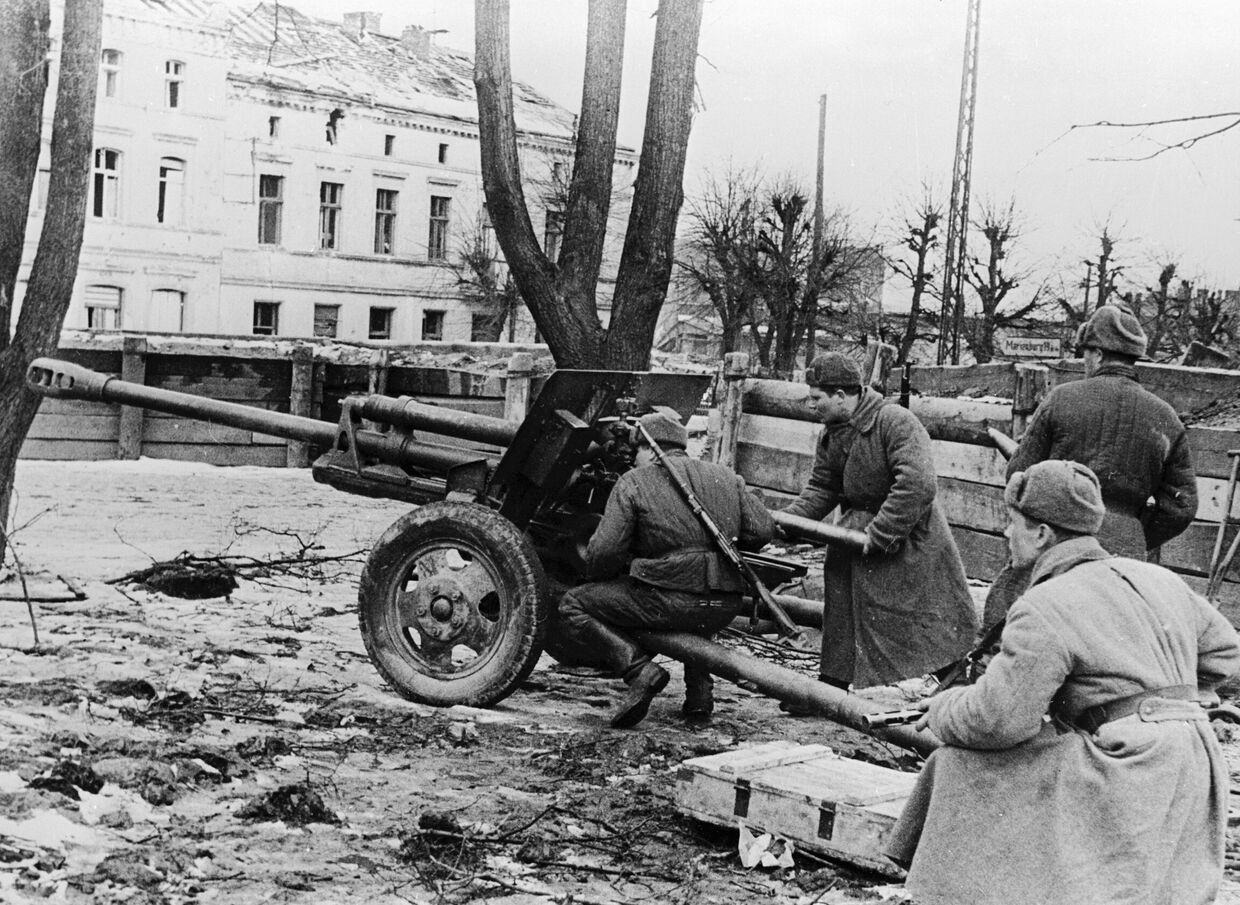 Солдаты Красной Армии ведут огонь по противнику на подступах к Гданьску