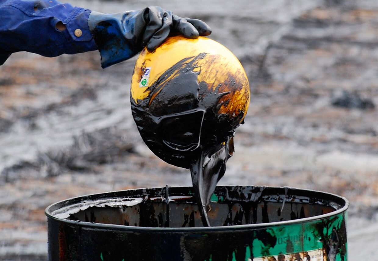 Очистка порта Далянь от нефти