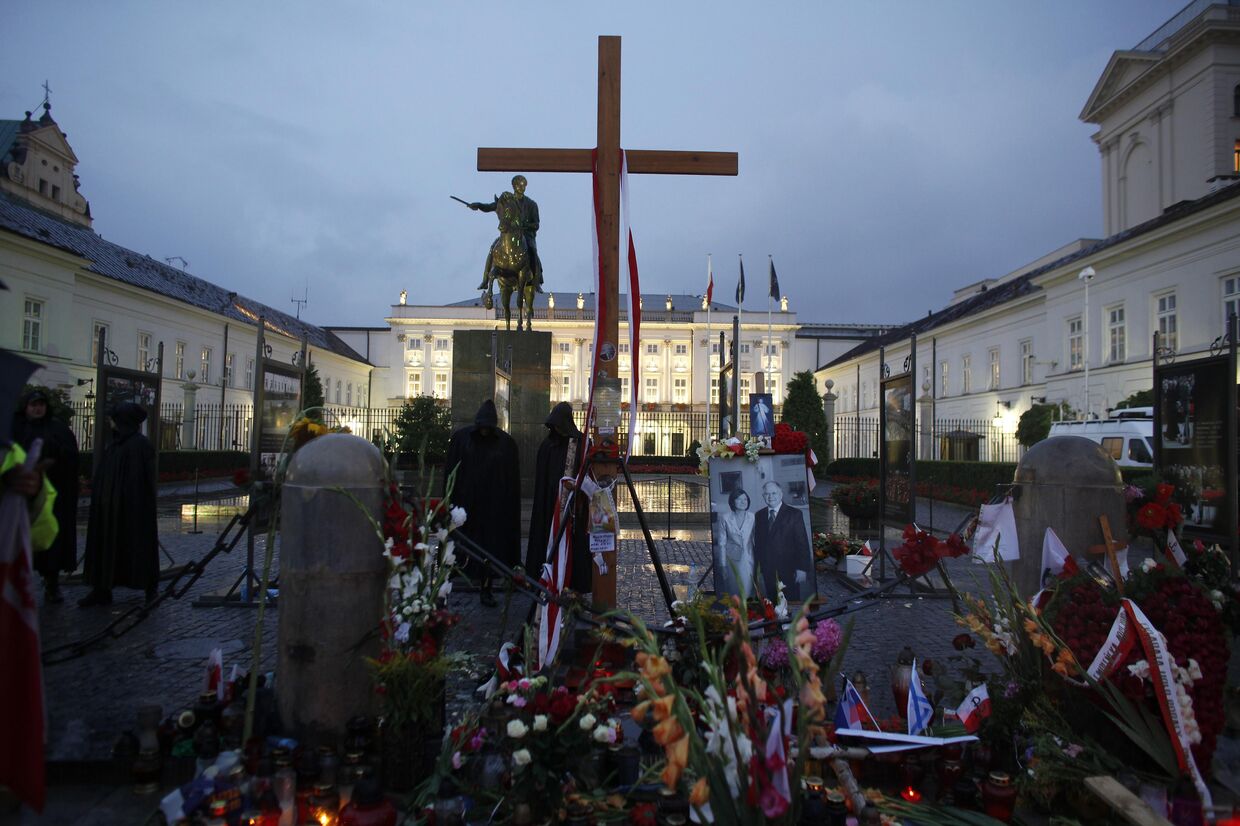 Протестующие в Польше помешали переносу креста