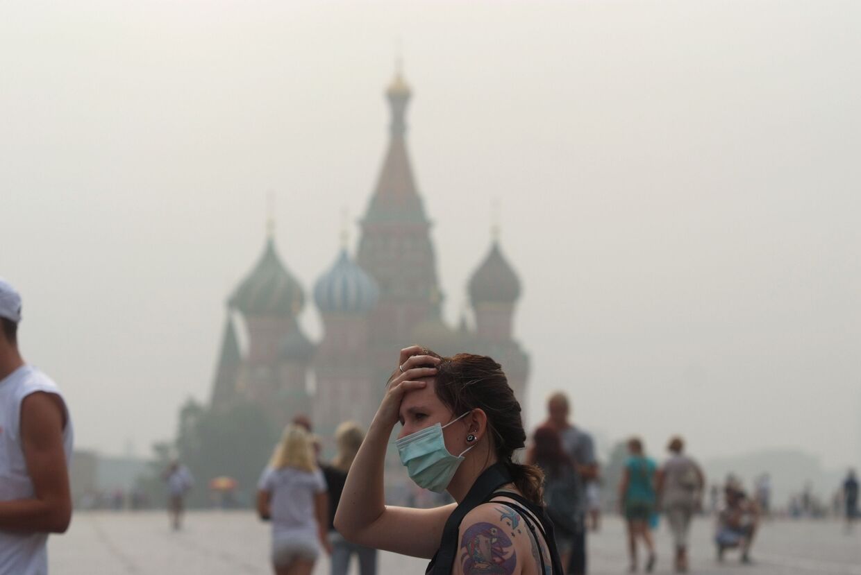 Дым от лесных пожаров окутал Москву