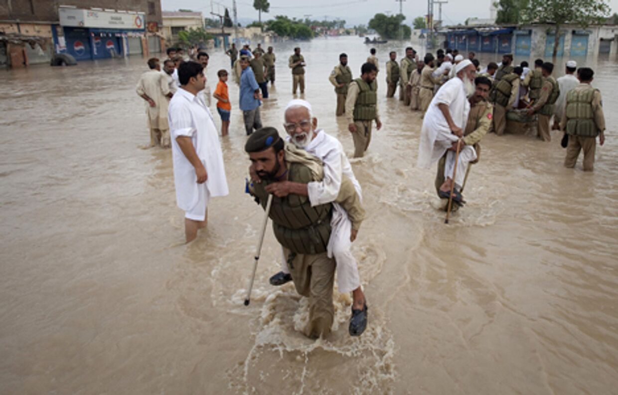 Пакистан затопили сильнейшие за последние 80 лет дожди