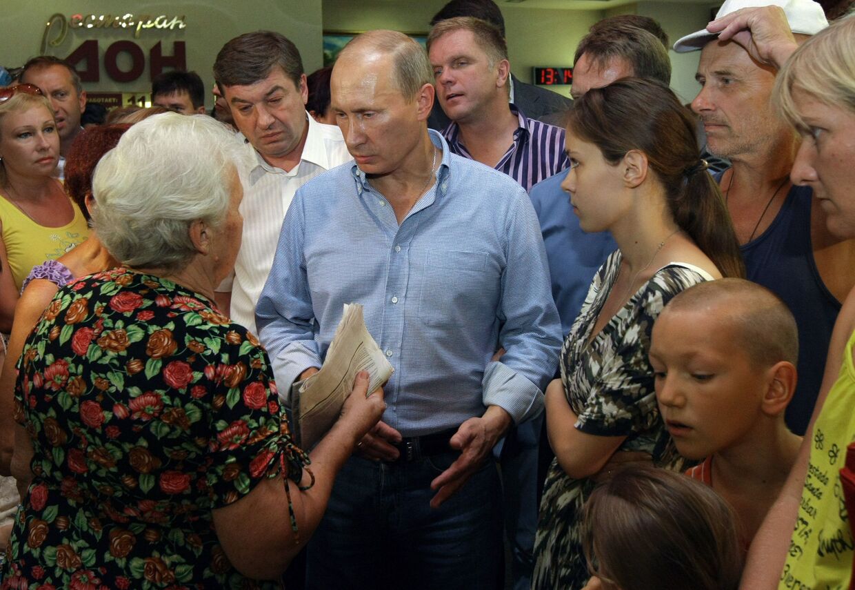 Владимир Путин общается с погорельцами в Воронеже