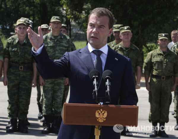 Президент РФ Дмитрий Медведев посетил российскую военную базу в Гудауте