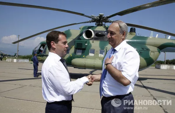Президент РФ Дмитрий Медведев посетил российскую военную базу в Гудауте