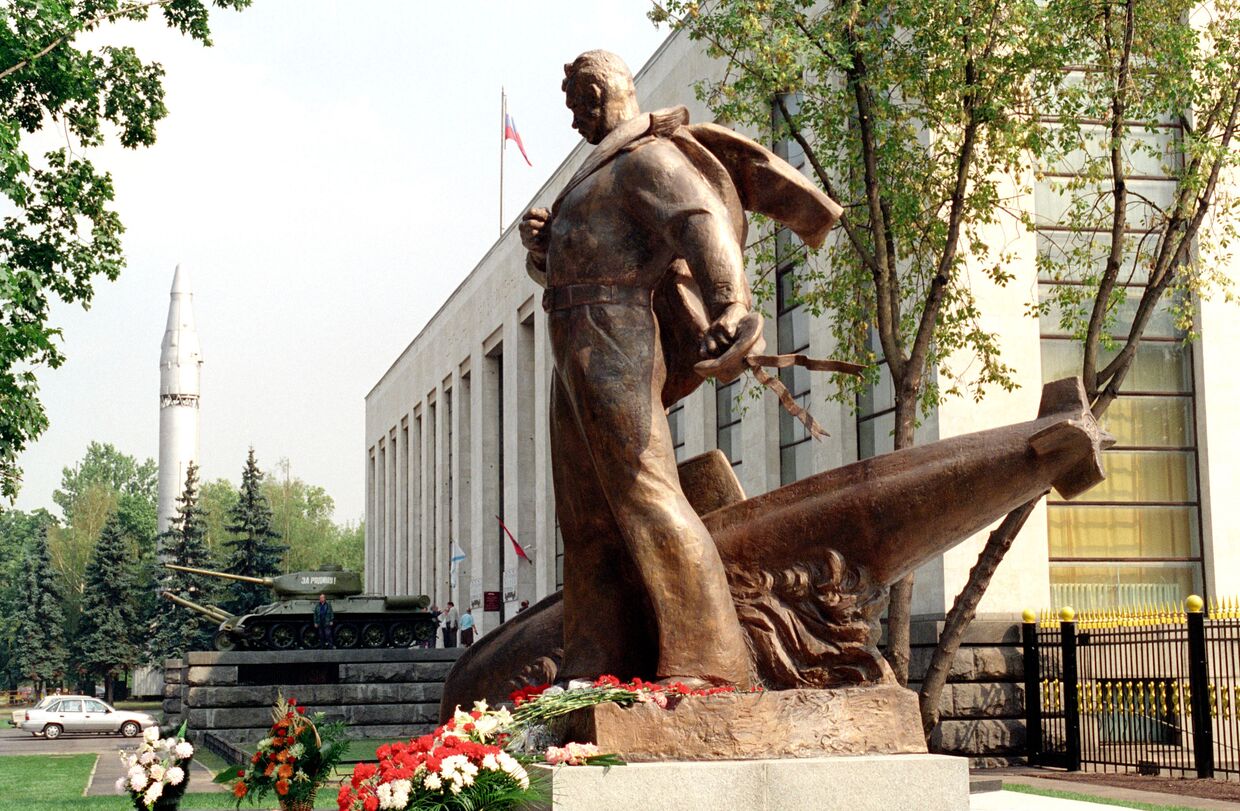 Памятник морякам погибшей атомной подводной лодки Курск