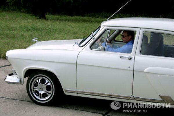 В.Путин на автомобиле ВОЛГА ГАЗ-21