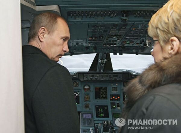 Премьер-министр РФ Владимир Путин осмотрел новый самолет Ту-214