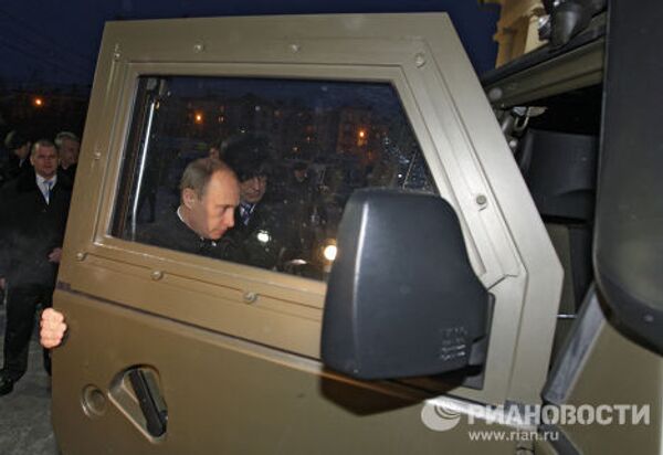 Премьер-министр РФ Владимир Путин осмотрел автомобиль специального назначения Тигр.