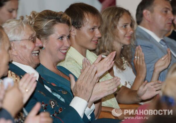 Супруга президента РФ Светлана Медведева в рамках благотворительной акции Нам мир завещано беречь открыла выставку молодых художников Передвижной академии искусств