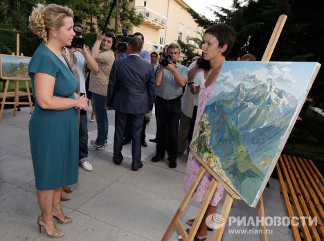 Супруга президента РФ Светлана Медведева в рамках благотворительной акции Нам мир завещано беречь открыла выставку молодых художников Передвижной академии искусств