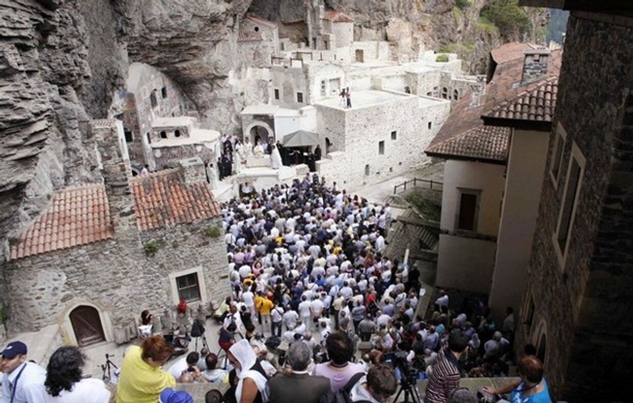 Тысячи паломников прибыли на литургию в монастыре Су Мела в Турции