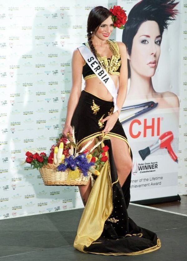Участницы конкурса Мисс Вселеннная в национальных костюмах