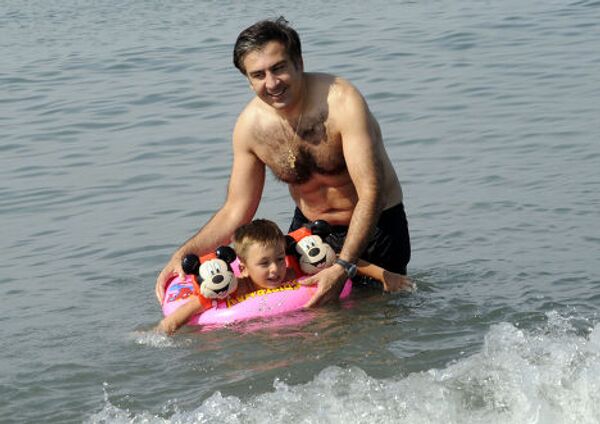 Михаил Саакашвили купается с сыном