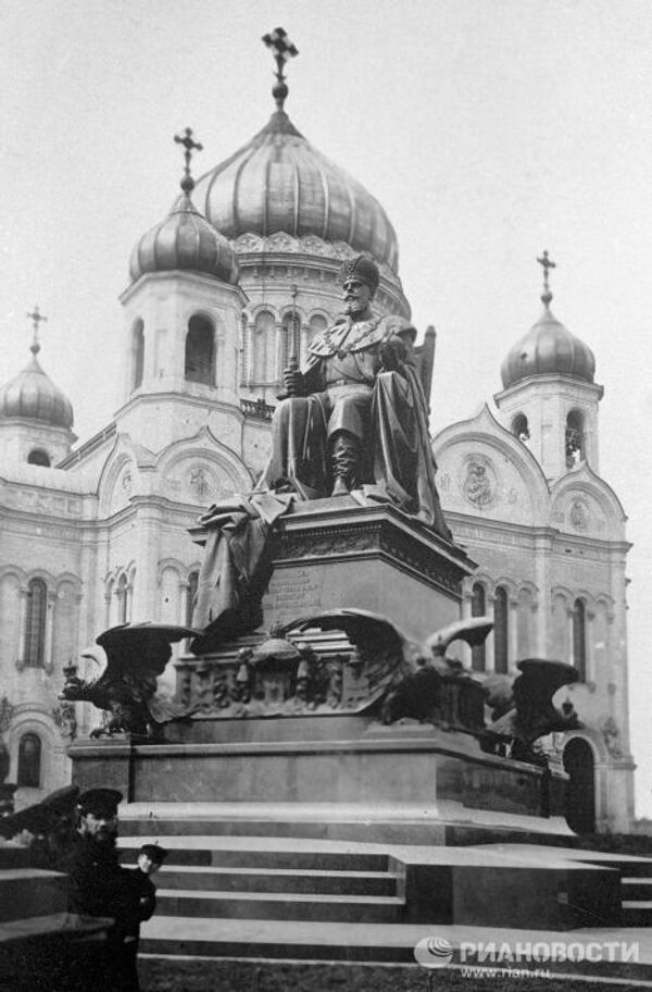 Памятник царю Александру III