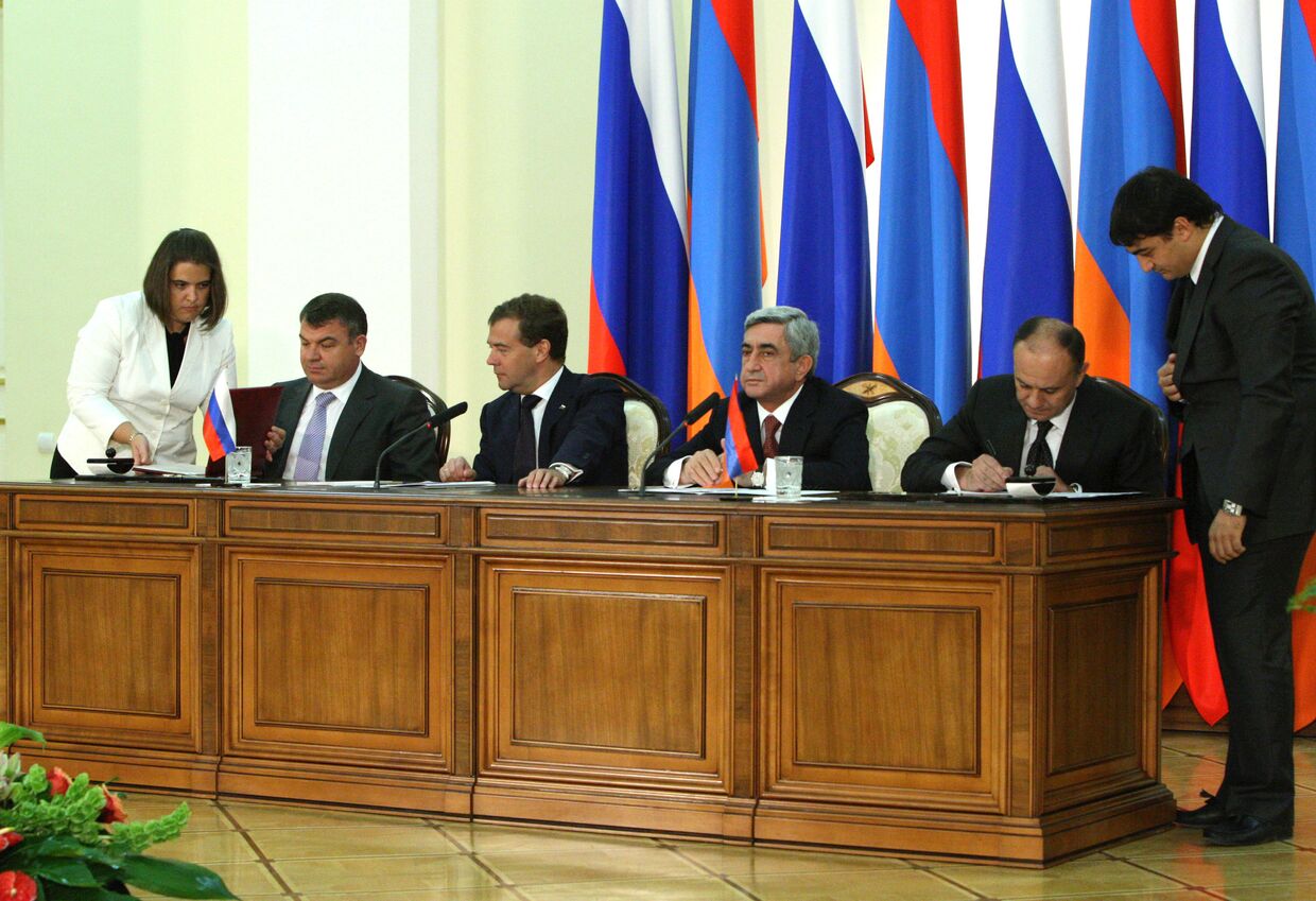 Россия и Армения подписали протокол о внесении изменений в двусторонний договор о российской военной базе в Гюмри