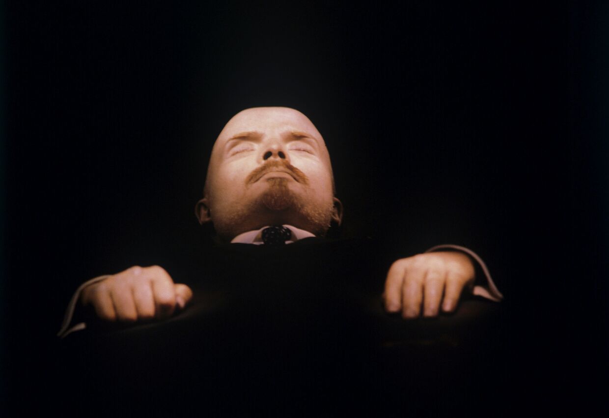 Тело Владимира Ильича Ленина в мавзолее