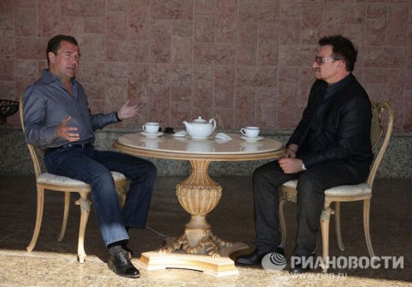 Президент РФ Д.Медведев и солист группы U2 Боно на встрече в Сочи