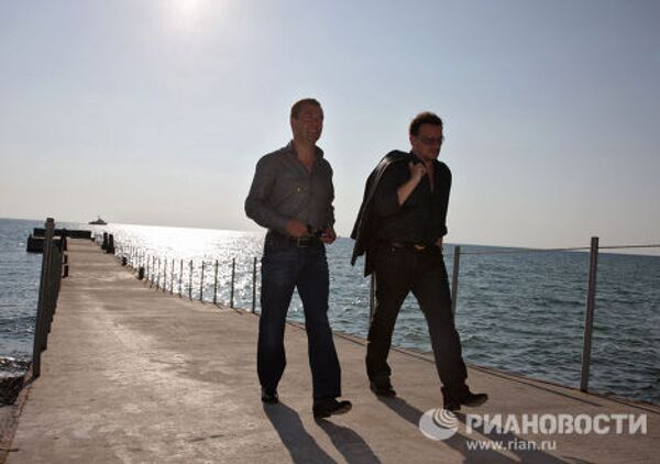 Президент РФ Д.Медведев и солист группы U2 Боно на встрече в Сочи