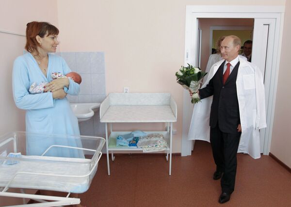Премьер-министр РФ Владимир Путин посетил перинатальный центр в Твери