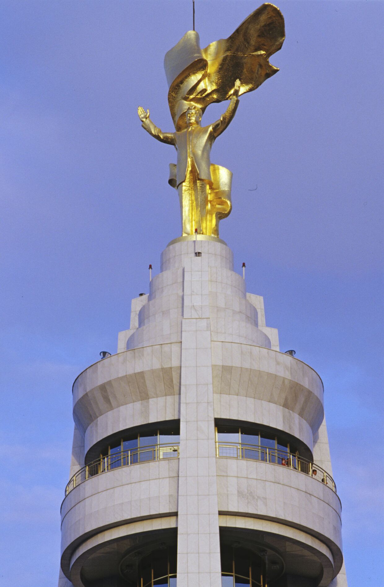 Памятник президенту Туркмении Сапармурату Атаевичу Ниязову