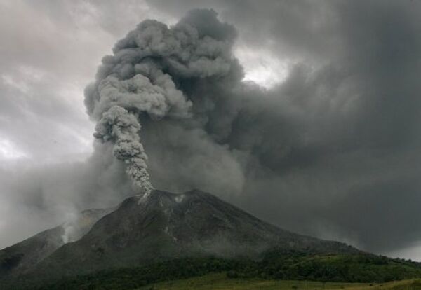 извержение вулкана Синабун на индонезийском острове Суматра