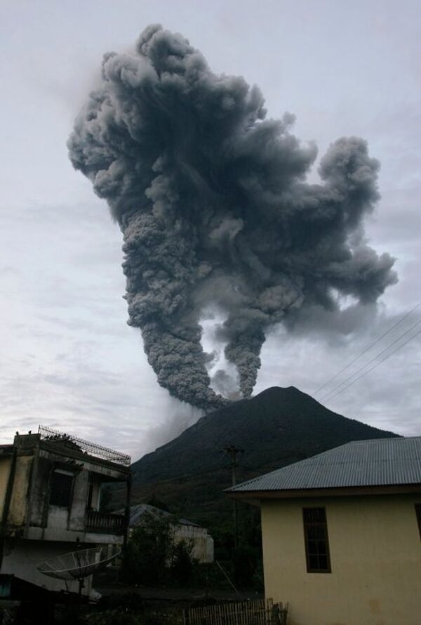 извержение вулкана Синабун на индонезийском острове Суматра