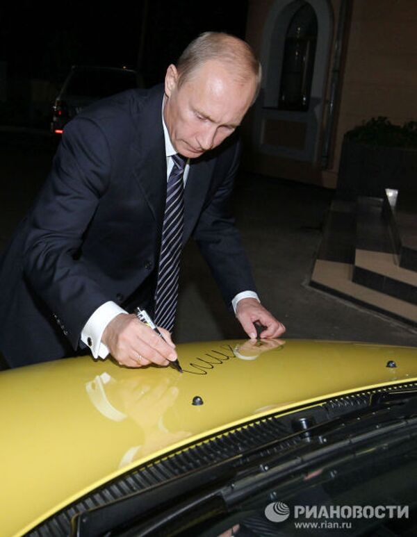 Премьер-министр РФ Владимир Путин оставил автограф на капоте автомобиля Лада Калина