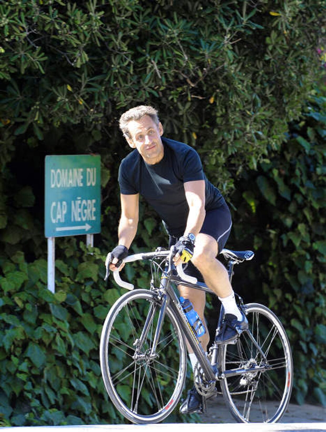 Николя Саркози во время велосипедной прогулки