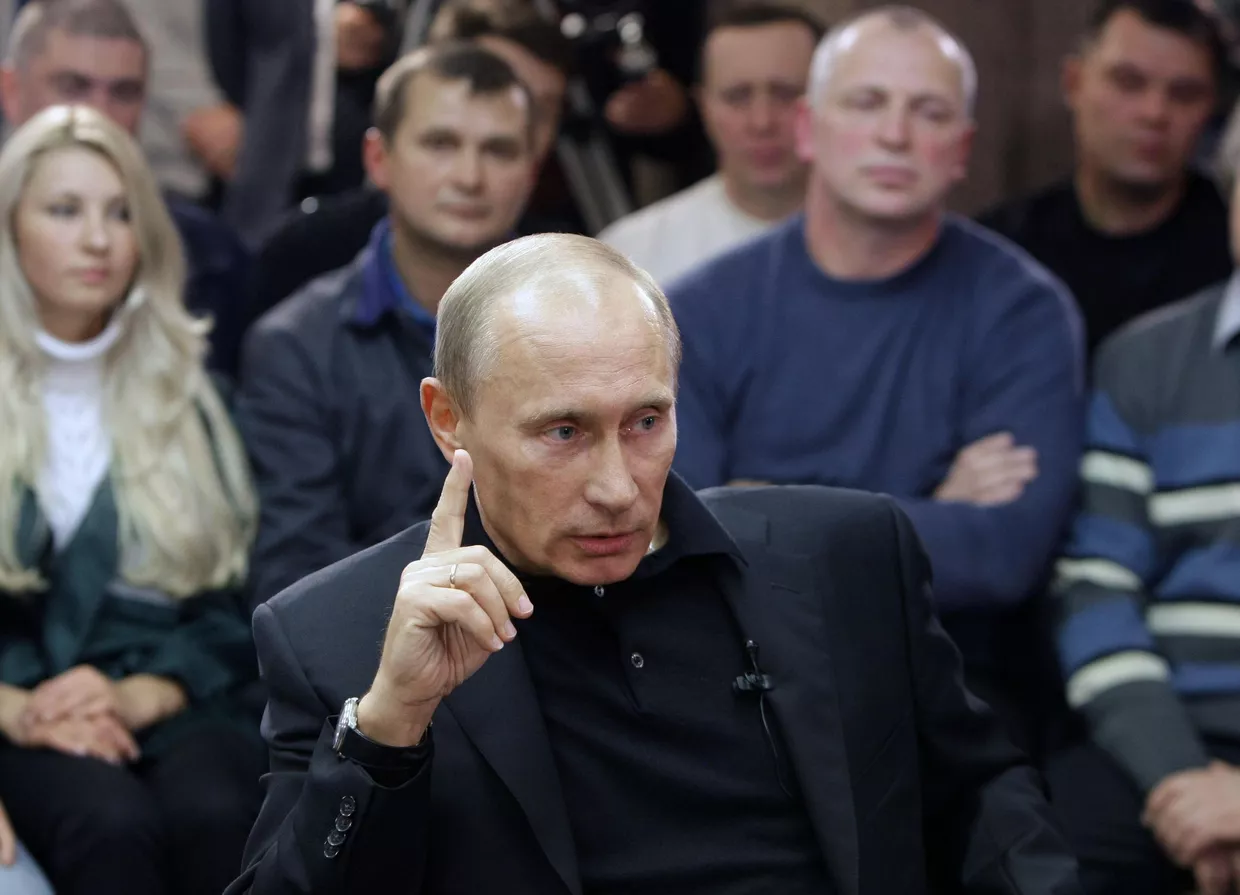 Премьер-министр РФ Владимир Путин во время беседы с рабочими в Норильске Премьер-министр РФ Владимир Путин во время беседы с рабочими в Норильске