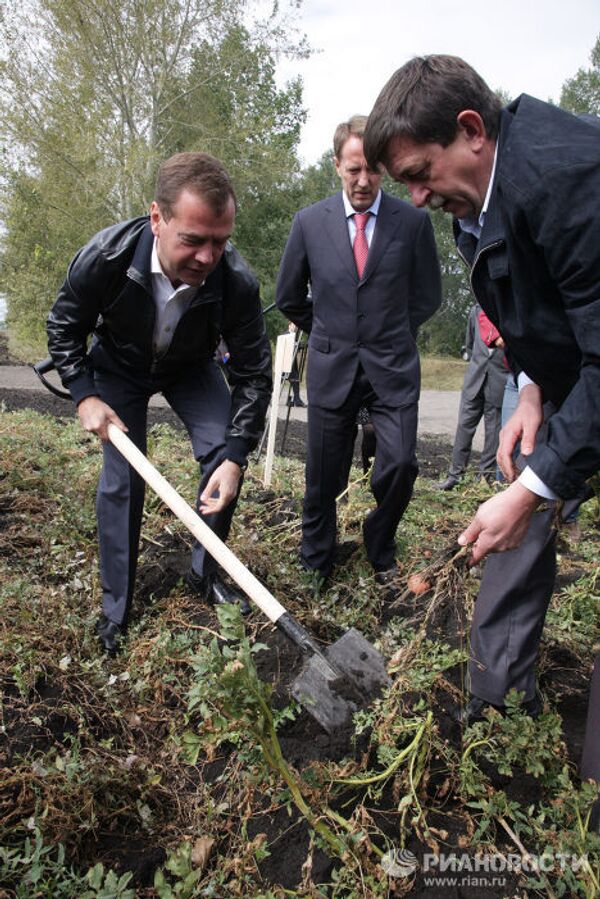 Президент РФ Дмитрий Медведев посетил агропромышленный комплекс в Воронежской области