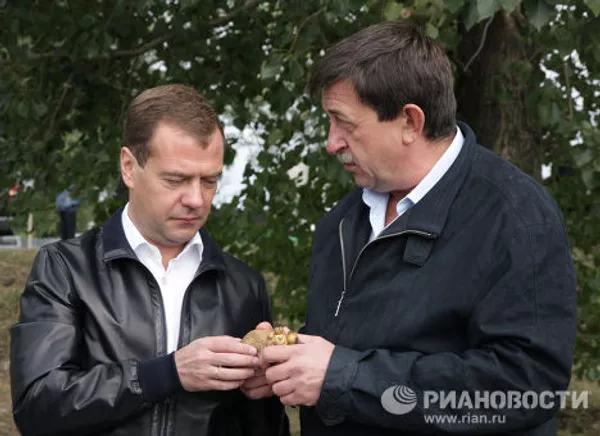 Президент РФ Дмитрий Медведев посетил агропромышленный комплекс в Воронежской области
