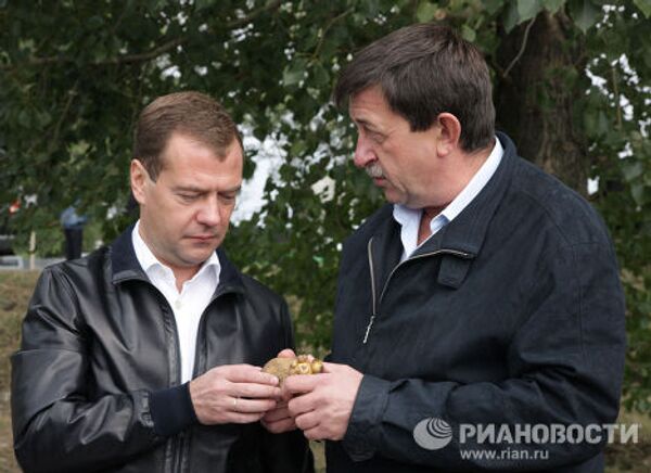 Президент РФ Дмитрий Медведев посетил агропромышленный комплекс в Воронежской области