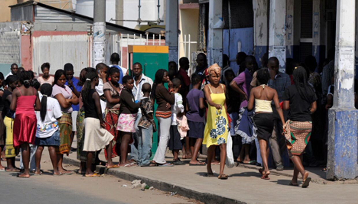 Люди стоят в очереди за хлебом в столице Мозамбика Мапуто