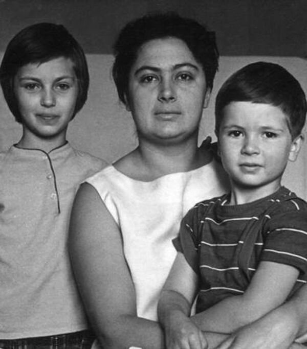 Галина Михайловна Боровик с дочерью с Мариной и сыном Артёмом