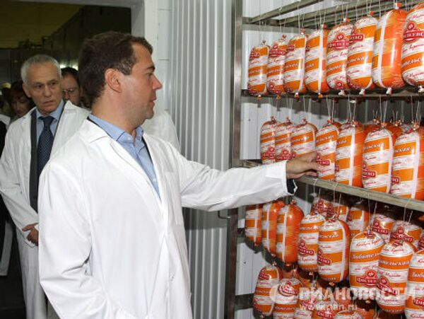 Президент РФ Д.Медведев побывал в Саратове на молочном и мясном комбинатах