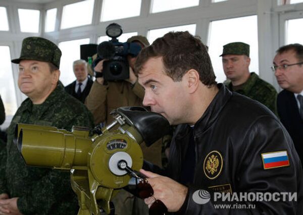 Президент РФ Дмитрий Медведев наблюдает за ходом заключительного этапа учений Запад-2009