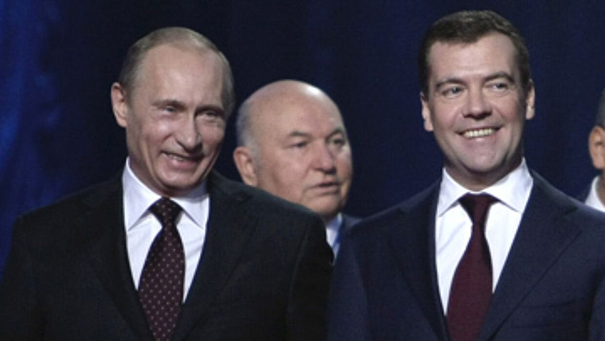 Чтобы не дать Медведеву контролировать столицу, Лужков ищет помощи у Путина