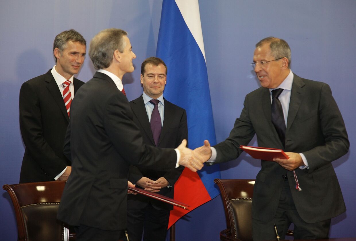 Президент РФ Дмитрий Медведев и премьер-министр Норвегии Йенс Столтенберг во время подписания документов