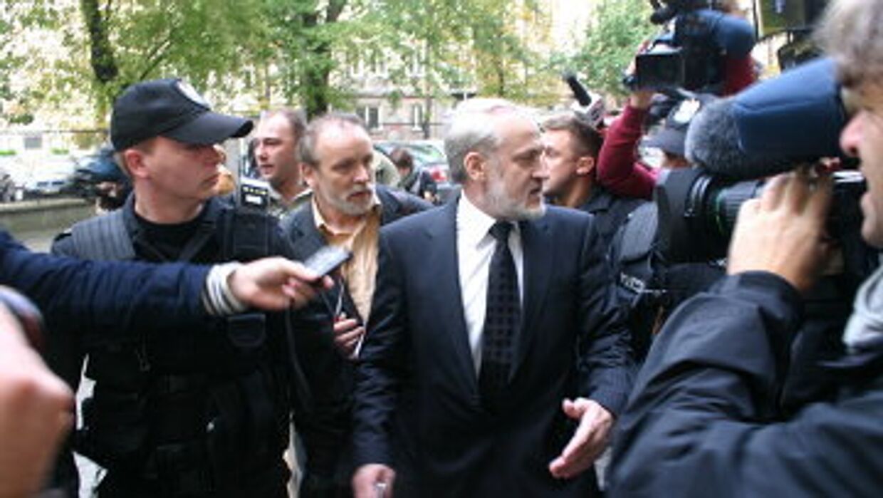 Полиция Польши доставила Ахмеда Закаева в Окружную прокуратуру в Варшаве