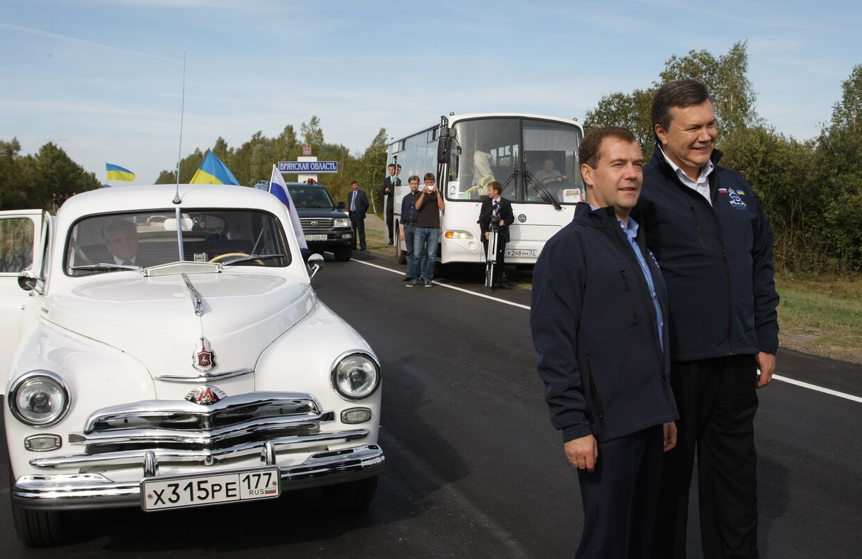 Президенты России и Украины Д.Медведев и В.Янукович приняли участие в этапе автопробега Петербург-Киев