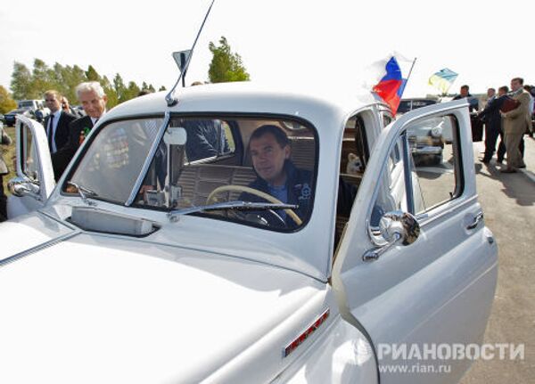 Президент России Д.Медведев принял участие в этапе автопробега Петербург-Киев