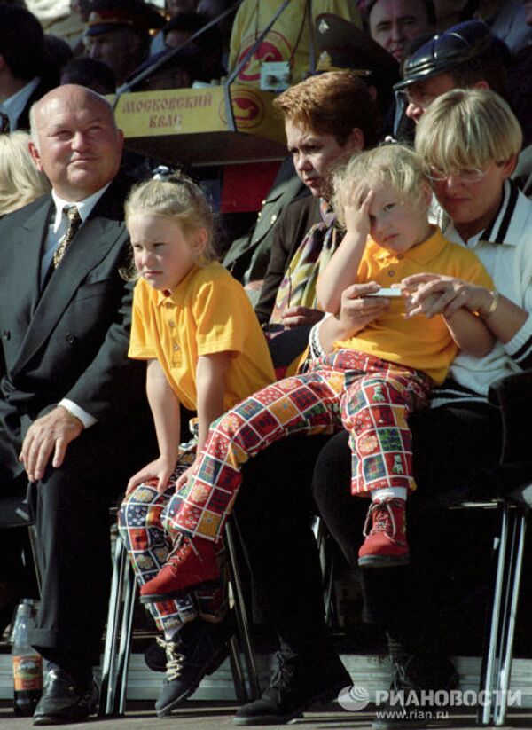 Мэр Москвы Лужков с дочерьми и супругой во время празднования Дня города