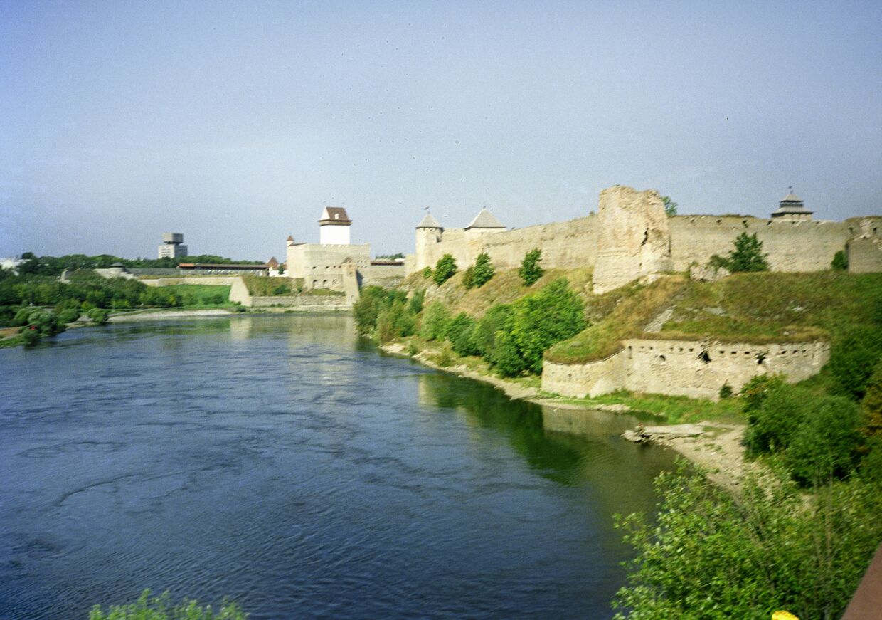 Вид на крепость в Ивангороде и крепость в Нарве