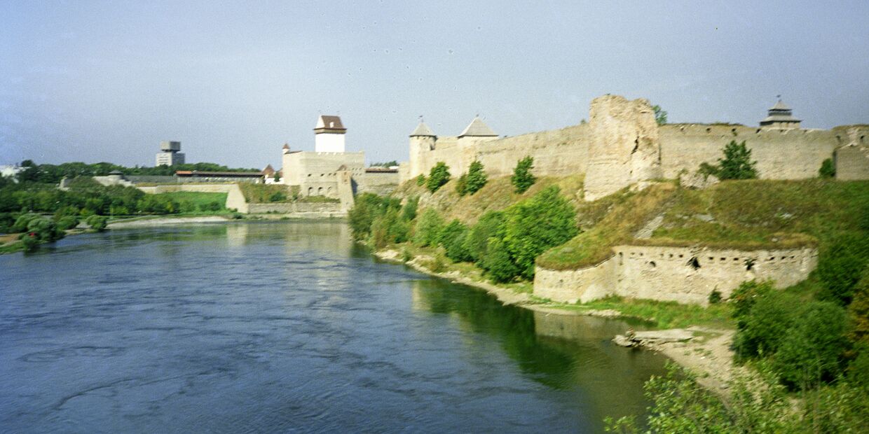 Вид на крепость в Ивангороде и крепость в Нарве