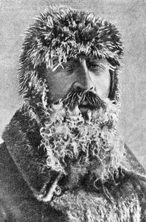 Начальник экспедиции на пароходе Челюскин Шмидт