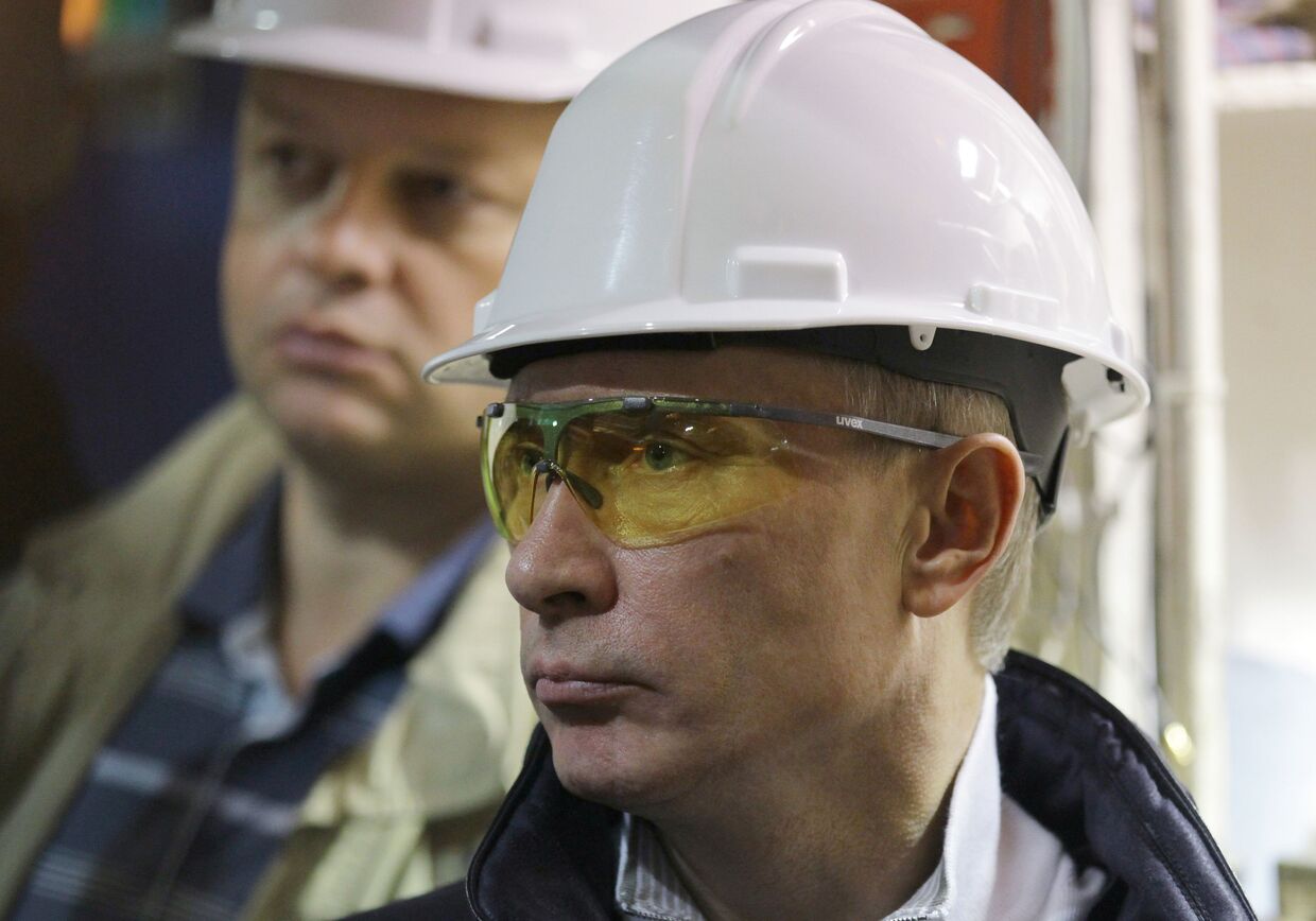 Премьер-министр РФ Владимир Путин посетил трубоукладочное судно Солитэр