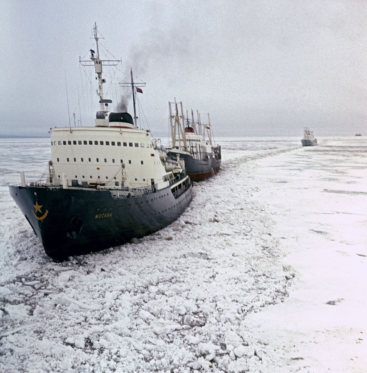 Ледокол Москва ведет караван судов сквозь льды Арктики