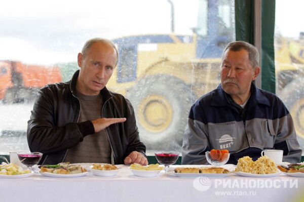 Премьер-министр РФ Владимир Путин пообщался с дорожными рабочими на трассе Хабаровск - Чита