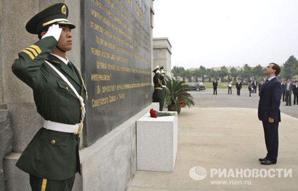 Возложение венка к монументу советским воинам в г. Люйшунь